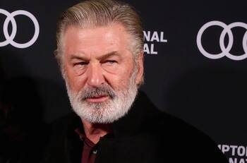 Alec Baldwin se desubicó usando frase de doble sentido sobre su esposa y su hijo