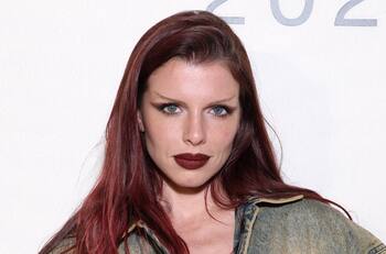 Julia Fox vive su peor momento tras el arresto de su padre y hermano por portar explosivos