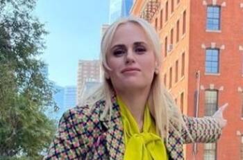 Bajó 30 kilos y ahora actriz Rebel Wilson confirma que se compromete con su novia