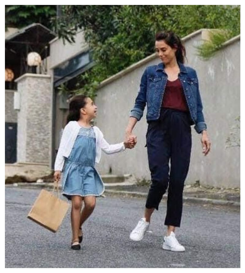 Beren Gökyıldız tenía 7 años cuando se produjo la serie Madre, y 9 años para Mi hija.