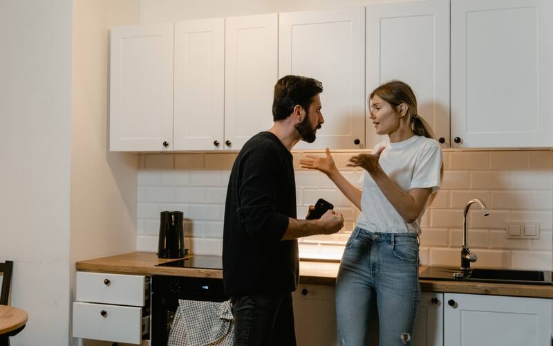 En la imagen aparece una pareja discutiendo en una cocina. Imagen referencial de archivo | Mart Production | Pexels - Créditos:
