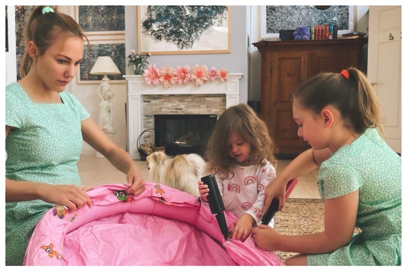 Meryem Uzerli y sus dos hijas: Lara y Lily Koi. La primera tiene 9 años y la segunda nació en 2021.
