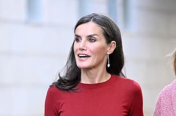 Reina Letizia apuesta por un atrevido look y se llena de elogios durante convención de salud mental