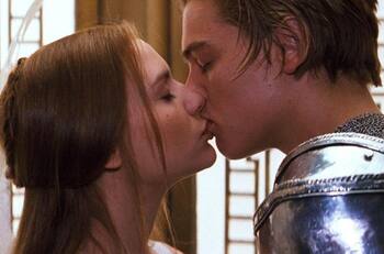 ¿Qué significa que te muerdan los labios durante un beso?