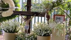 Flores y estatua de Vicente Fernández adornan la tumba del cantante