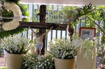 Flores y estatua de Vicente Fernández adornan la tumba del cantante