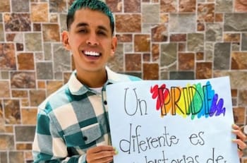 Vocalista de Grupo Firme acude al Desfile del Orgullo en Los Ángeles