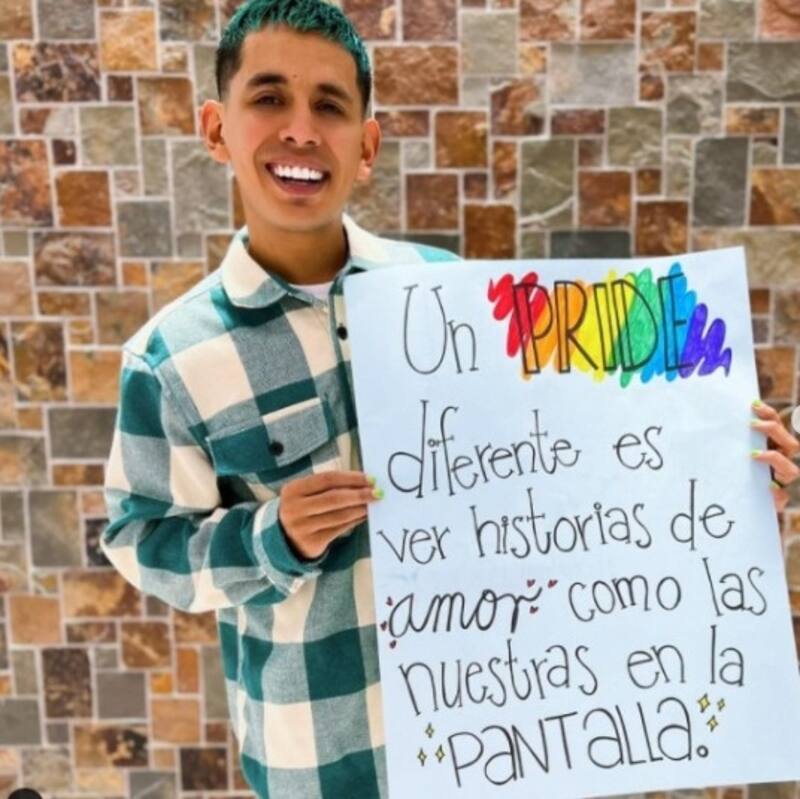 Jhonny Caz, de Grupo Firme, acude al Desfile del Orgullo Gay - Créditos: Instagram