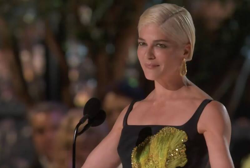 Selma Blair es ovacinada de pie en los Emmy 2022 - Créditos: TWITTER