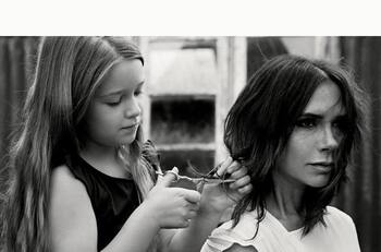 Victoria Beckham pone en evidencia a su hija Harper por "robarle"