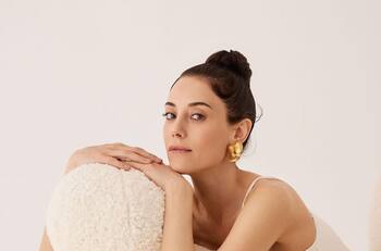 Famosa actriz de series turcas causa preocupación al no aparecer en programa solidario