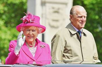 Inscriben nombres de la reina Isabel II y el príncipe Felipe en nueva lápida