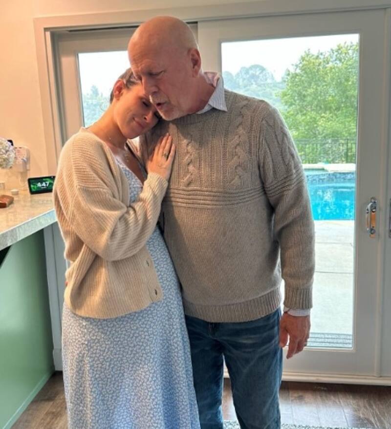 Demi Moore revela las fotos del íntimo festejo de Bruce Willis consu familia El actor con su hija mayor, Rumer, quien le dará su primer nieto. - Créditos: Instagram