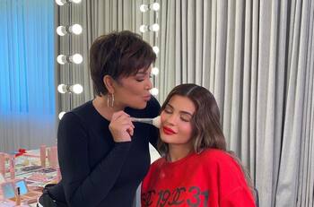 Kylie y Kris Jenner compiten por tener la mejor fotografía y tienen el mismo look