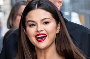Abuela de Selena Gomez la exhibe y le hace pasar incómodo momento en cámara