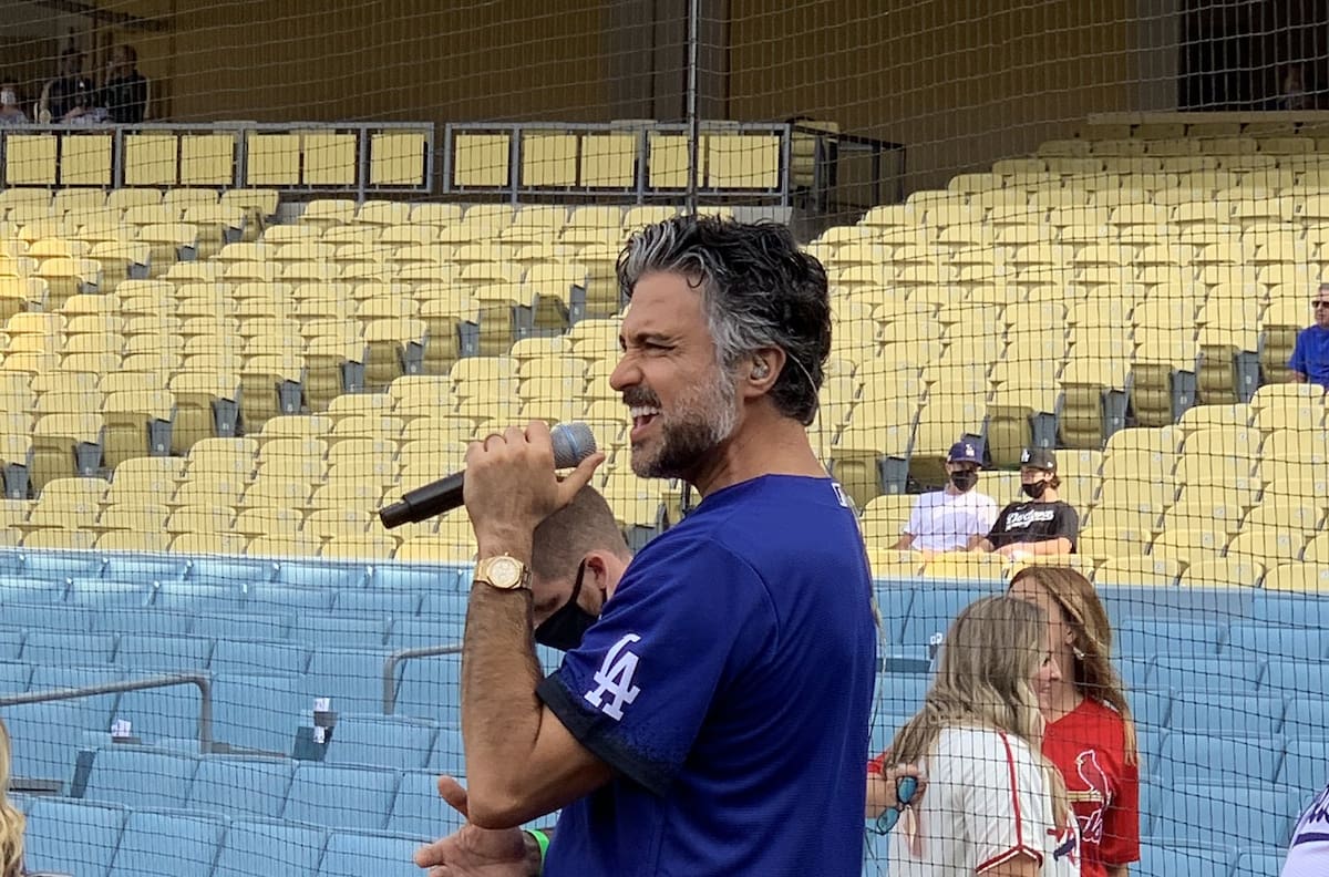 Jaime Camil cantó el himno de Estados Unidos en partido de Dodgers vs Cardenales