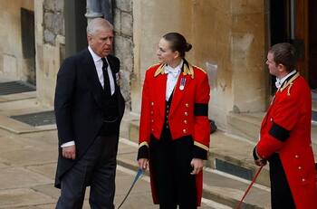 El príncipe Andrés es captado en Royal Lodge cabalgando con el semblante decaído