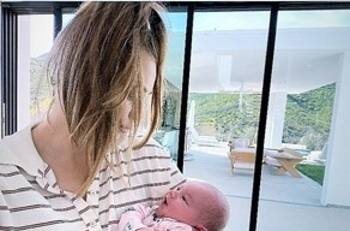 Kaley Cuoco se luce como mamá y publica las fotos más tiernas al lado de su bebé