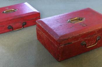 ¿Qué es lo que tienen las misteriosas cajas rojas de la reina Isabel II?