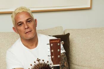 Mhoni Vidente predijo el futuro de Alejandro Sanz y aseguró que seguirá “enfermo”