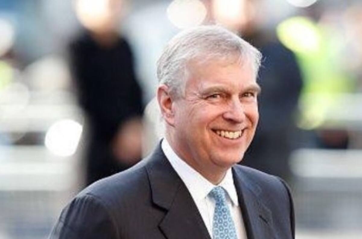 Reina Isabel II ayudaría al príncipe Andrés a pagar la deuda millonaria que tiene con su víctima