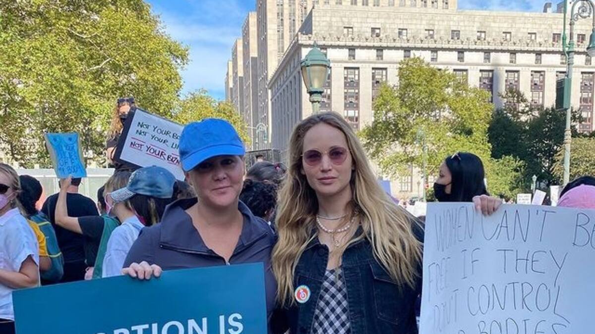 Con avanzado embarazo, Jennifer Lawrence asiste a marcha a favor del aborto