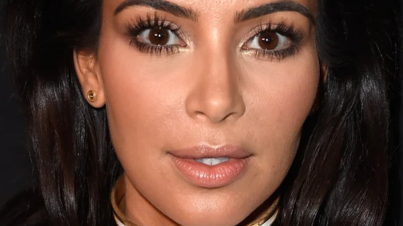 Primer plano de la cara de Kim Kardashian