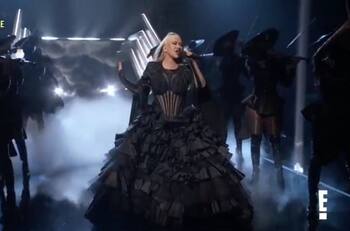 Así fue la impactante presentación de Christina Aguilera en los People´s Choice Awards