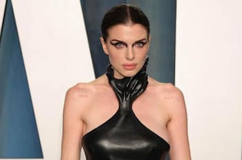 El extravagante bolso que Julia Fox usó para la fiesta de Vanity Fair