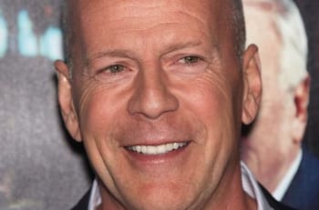 Bruce Willis reaparece sonriente junto a un pequeño fan en sorpresiva salida por California