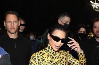 Kim Kardashian sufre con el look que eligió para el desfile de Balenciaga y provoca burlas