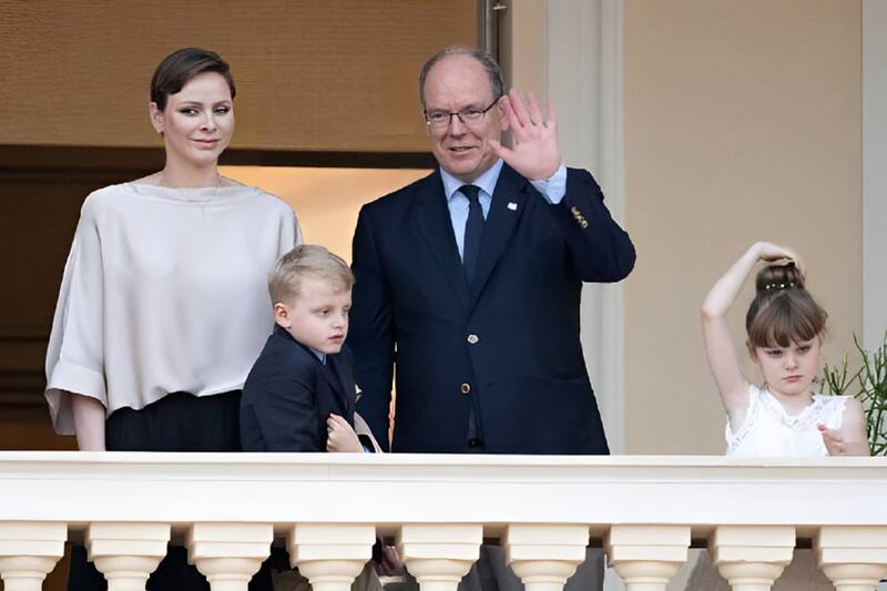 La princesa Charlene y su familia en la aparición pública por la fiesta de San Juan.