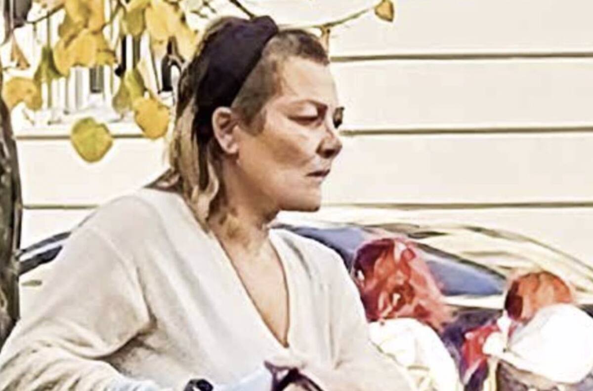 Ex integrante de La Oreja de Van Gogh reaparece saliendo de una clínica tras un mes internada