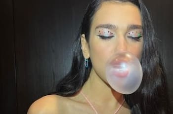 Dua Lipa protagoniza una noche de mucho alcohol y poca ropa en Australia