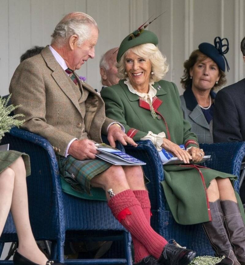 Camila es quien frena la furia del Rey Carlos III. - Créditos: Instagram