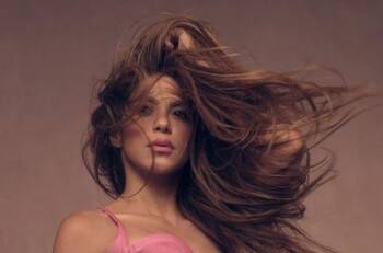 Shakira celebra San Valentín con una escoba en la mano y llena de ironías hacia Gerard Piqué