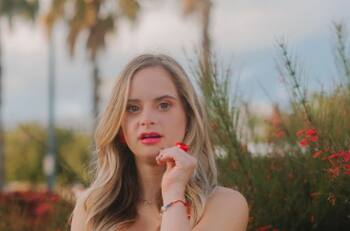 Una latina se convierte en la primera modelo con Síndrome de Down en Victoria´s Secret