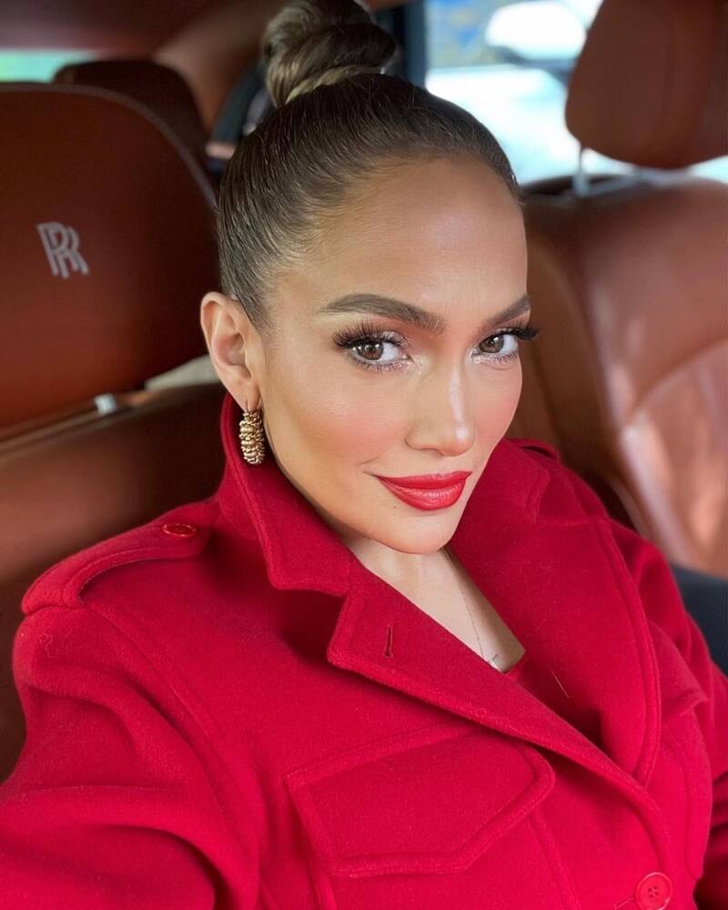 Jennifer Lopez posó al interior de su Rolls-Royce vestida totalmente de rojo - Créditos: Instagram