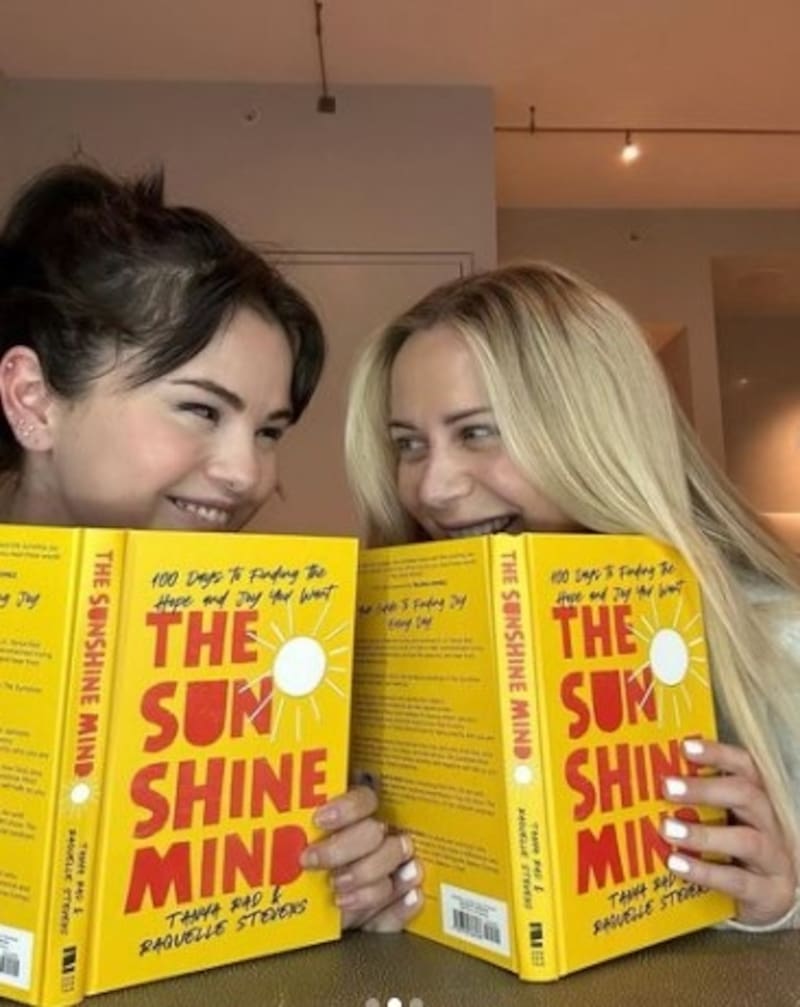 Selena Gomez comparte mensaje dedicado a "la mujer que me cambió la vida" Selena junto a su amiga y terapeuta, Raquelle Stevens - Créditos: Instagram