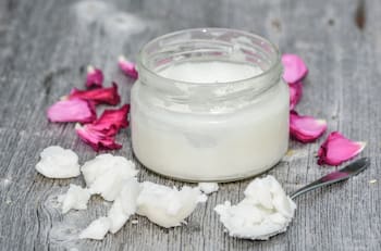 Haz desaparecer las arrugas con este secreto casero para tus ojos