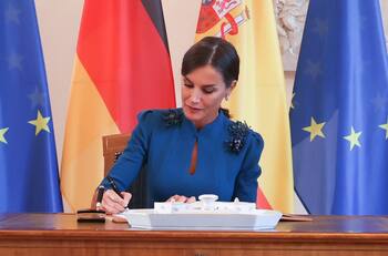 Reina Letizia se enfunda en un contemporáneo vestido azul en su visita a Alemania