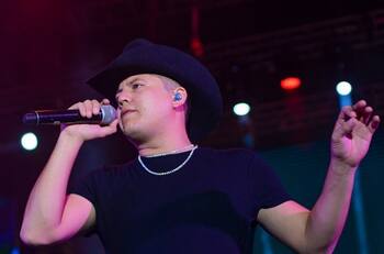 Remmy Valenzuela intenta robarle un beso a una fan y las redes explotan en su contra