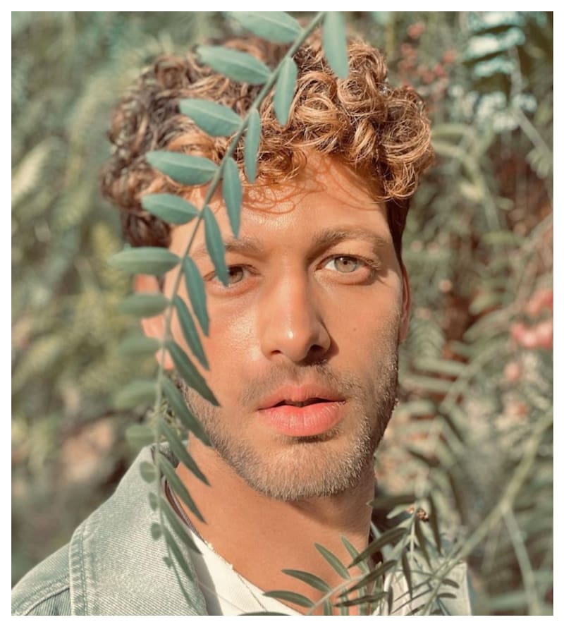 El actor Rami Narin tiene a su cargo al personaje de Alper, un extravagante propietario del bar de la isla.