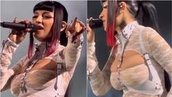 Cazzu confirma embarazo con Nodal mostrando su pancita en pleno escenario