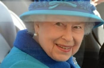 La Reina Isabel II le responde el teléfono móvil solo a dos personas