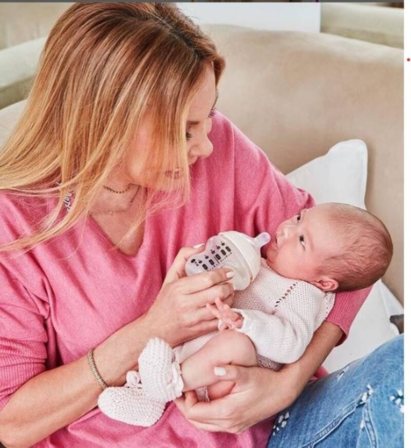 Ana Obregón ataca a quienes le niegan la vida a su nieta y seguidores la cuestionan con rudeza La española le da el biberón a su nieta Anita - Créditos: Instagram