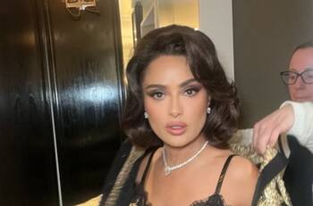 A Salma Hayek le llueven críticas por sumarse a celebración que sus compatriotas no festejan