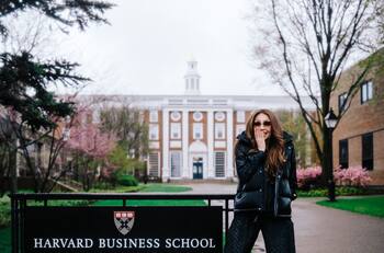 El emotivo agradecimiento de Thalía a alguien muy especial por cumplir sueño de estar en Harvard