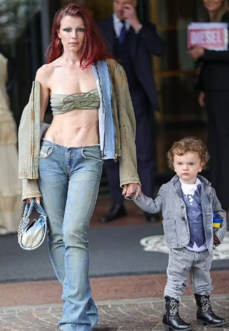 Pequeño hijo de Julia Fox acapara todas las miradas en los brazos de su exótica madre - Créditos: Instagram