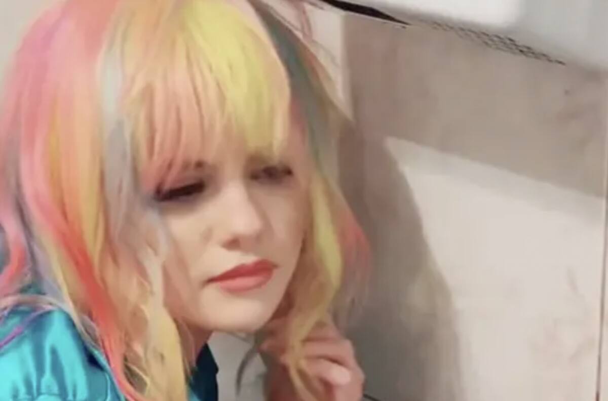 Selena Gómez aparece con el pelo de colores y causa controversia por medida antihigiénica